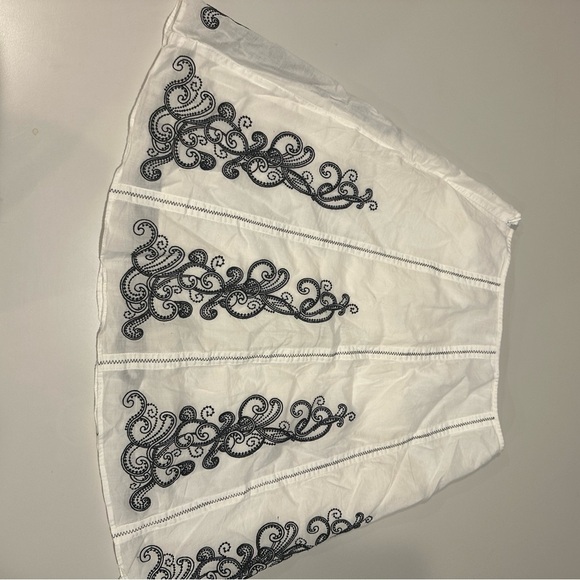 Ann Taylor Embroidered White Skirt size 4 petite - Picture 2 of 5